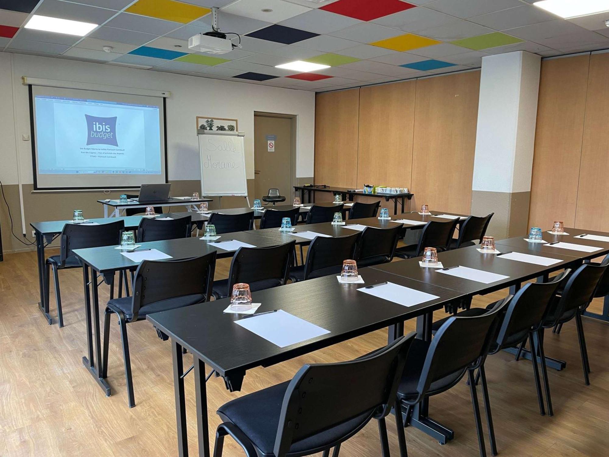 Ibis Budget Marne La Vallee Pontault Combault Exterior photo